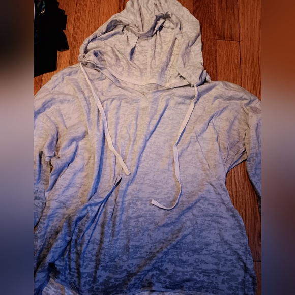 3 for $23 tops!! Sonoma Lightweight Cropped Sleeve Ombre Hoodie, Size XL - Picture 2 of 3